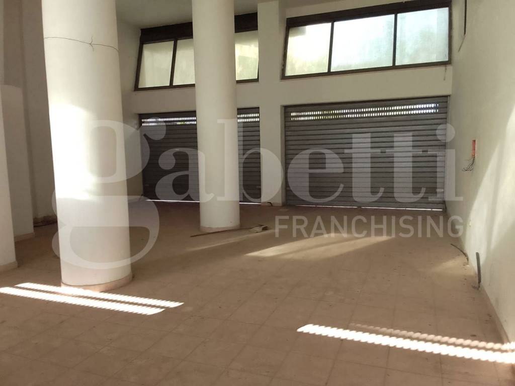 negozio in vendita a Taranto in zona Paolo VI