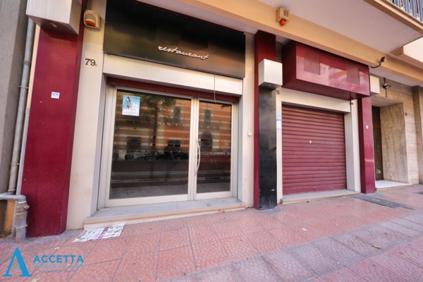 locale commerciale in vendita a Taranto in zona Borgo