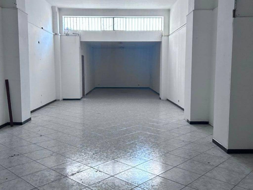 negozio in vendita a Taranto in zona Tre Carrare-Battisti