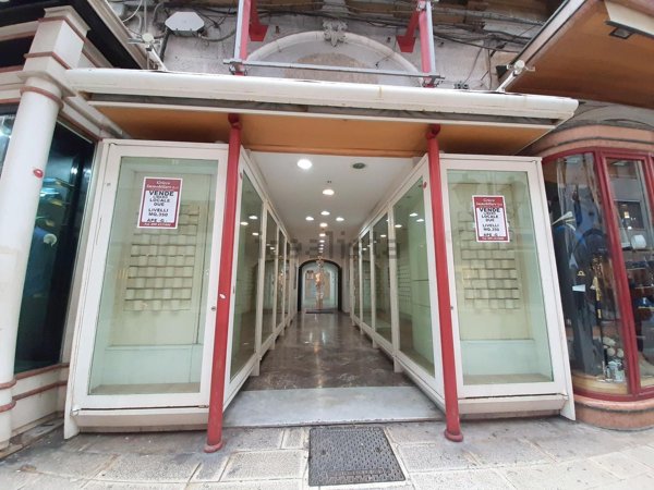 locale commerciale in vendita a Taranto in zona Borgo