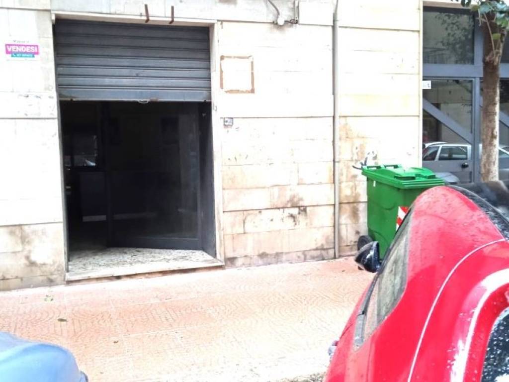 negozio in vendita a Taranto in zona Italia-Montegranaro