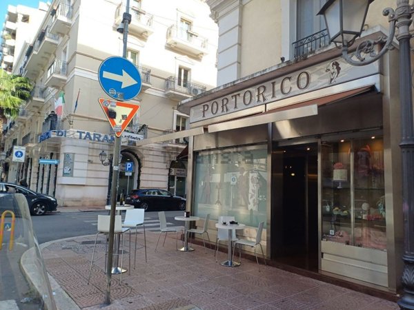 locale commerciale in vendita a Taranto in zona Borgo