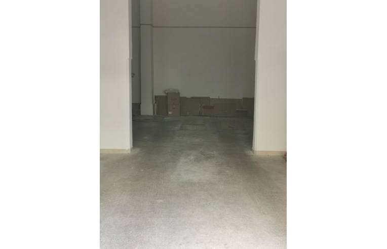 locale commerciale in vendita a Taranto in zona Borgo