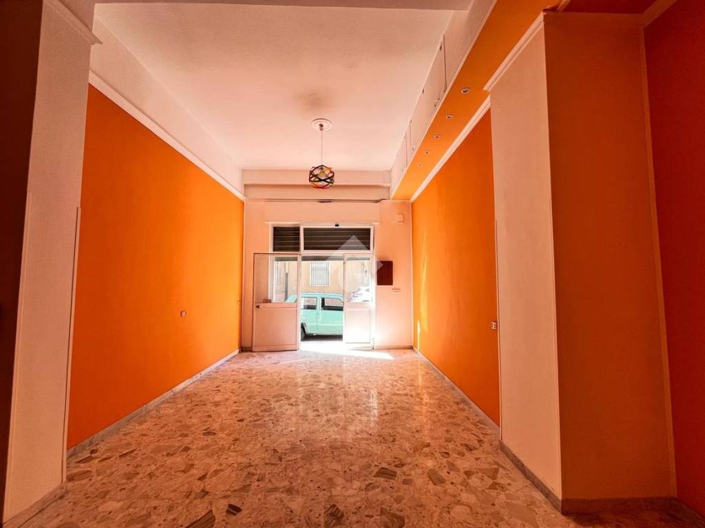 negozio in vendita a Taranto in zona Italia-Montegranaro