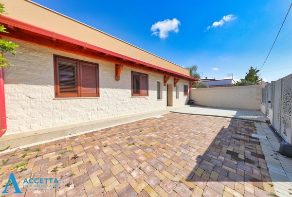 casa indipendente in vendita a Taranto in zona Talsano