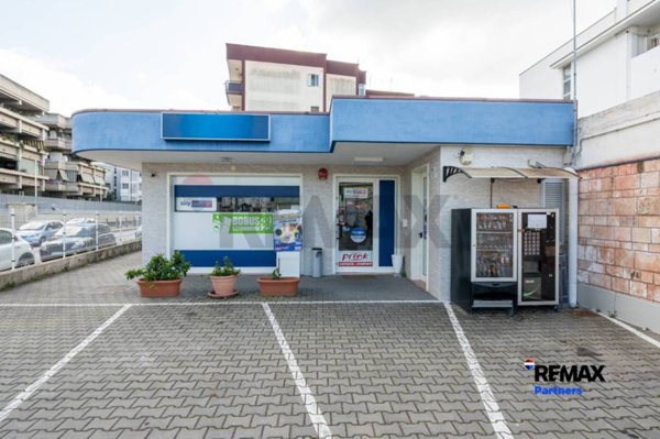 negozio in vendita a Taranto in zona Tre Carrare-Battisti