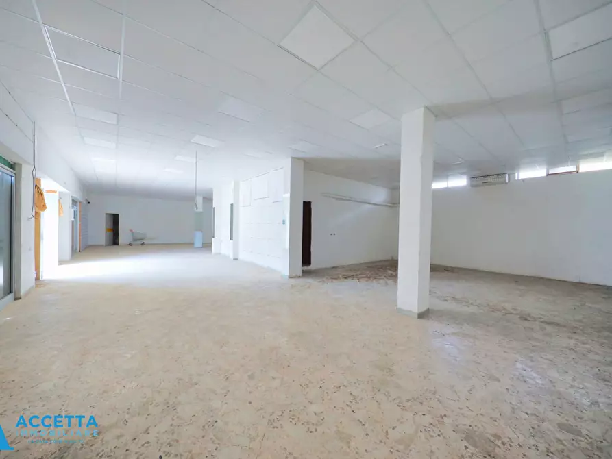 locale commerciale in vendita a Taranto in zona Borgo Antico