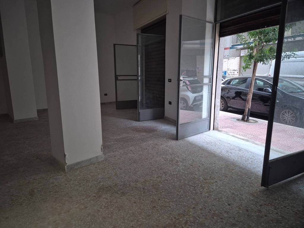 negozio in vendita a Taranto in zona Tre Carrare-Battisti