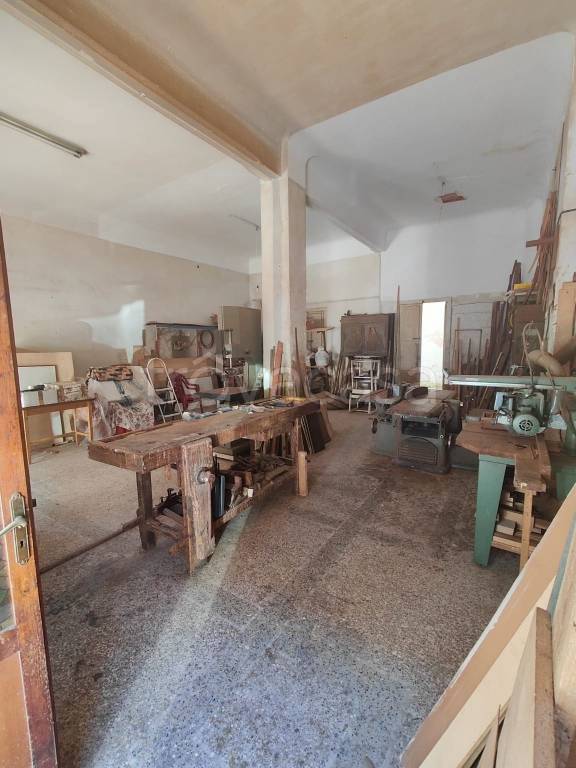 negozio in vendita a Taranto in zona Italia-Montegranaro