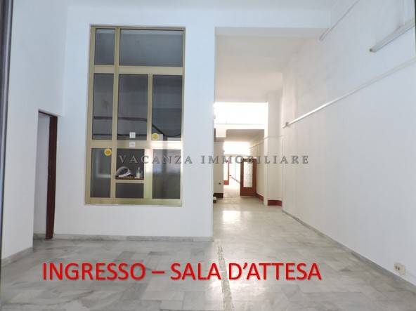 negozio in vendita a Taranto in zona Tre Carrare-Battisti