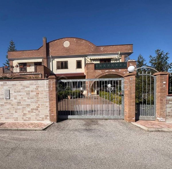 casa indipendente in vendita a Taranto in zona Carelli