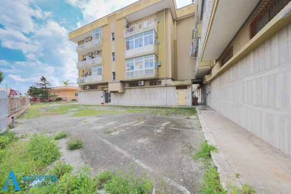 locale commerciale in vendita a Taranto in zona Talsano