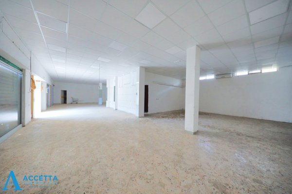 locale commerciale in vendita a Taranto in zona Talsano