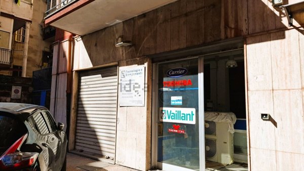 locale commerciale in vendita a Taranto in zona Tamburi-Croce