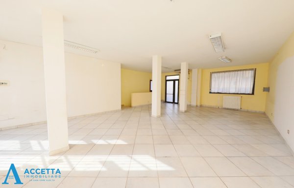 locale commerciale in vendita a Taranto in zona Talsano