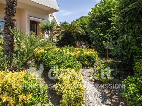 casa indipendente in vendita a Taranto in zona Carelli