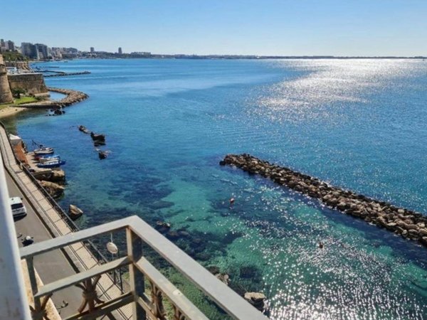 negozio in vendita a Taranto in zona Borgo Antico