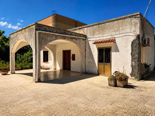 casa indipendente in vendita a Taranto in zona Talsano