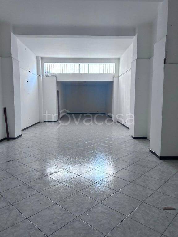 locale commerciale in vendita a Taranto in zona Italia-Montegranaro