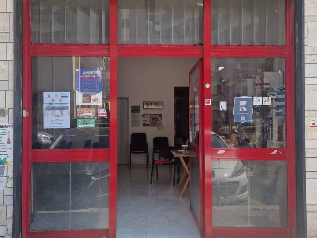 negozio in vendita a Taranto in zona Tre Carrare-Battisti