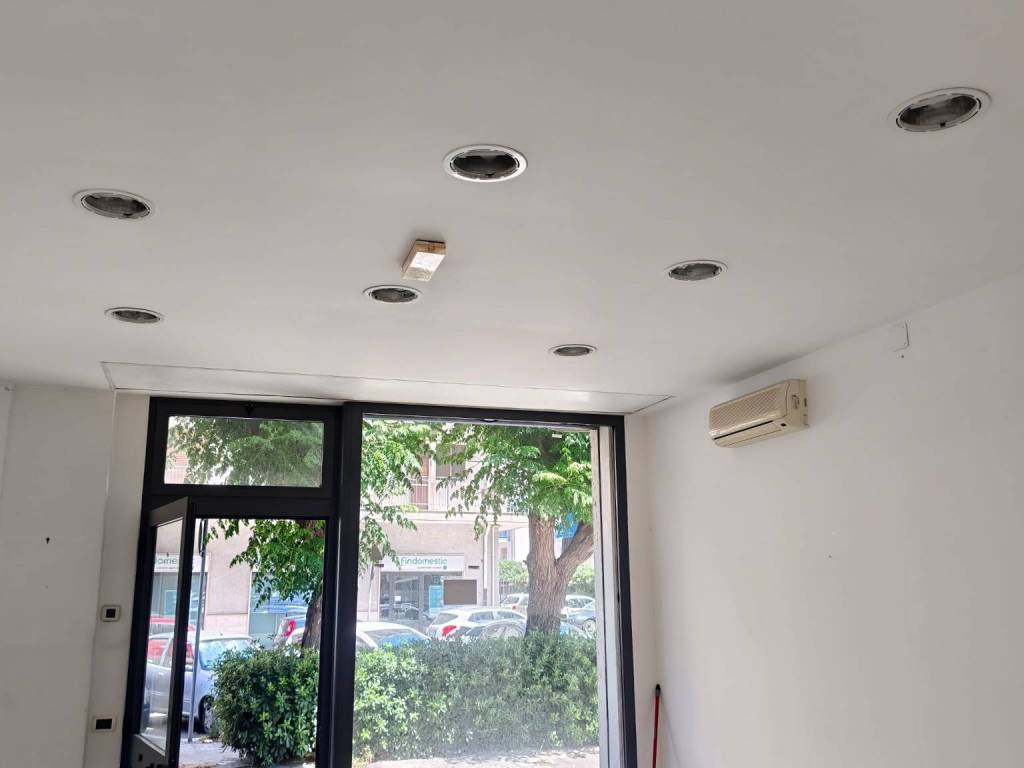 negozio in vendita a Taranto in zona Italia-Montegranaro