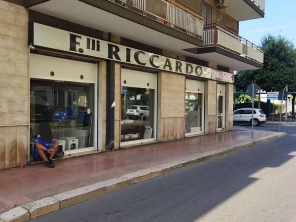 negozio in vendita a Taranto in zona Tre Carrare-Battisti