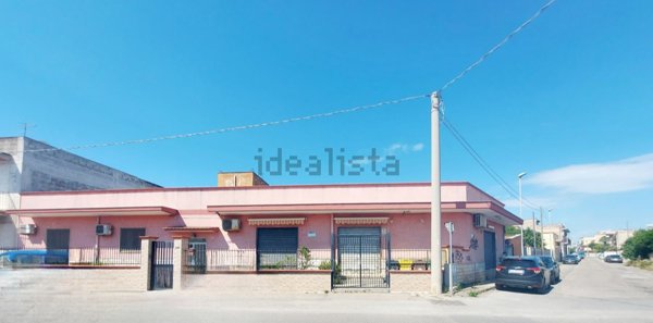 locale commerciale in vendita a Taranto in zona Talsano