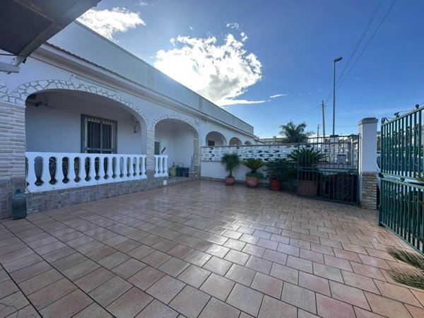 casa indipendente in vendita a Taranto in zona Talsano
