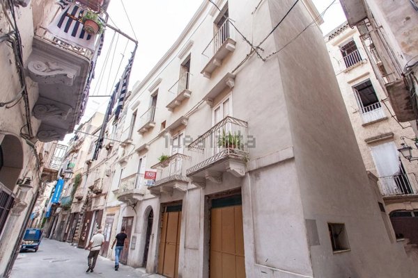 casa indipendente in vendita a Taranto in zona Borgo Antico