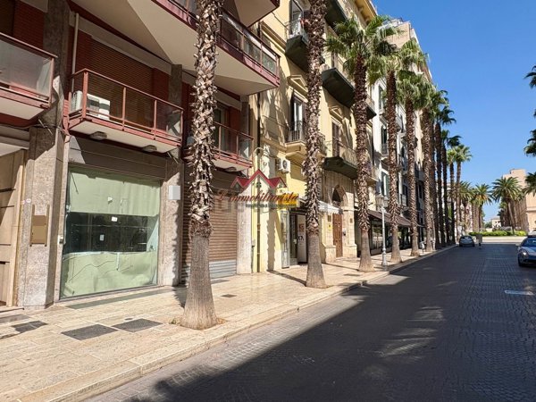 locale commerciale in vendita a Taranto in zona Tre Carrare-Battisti