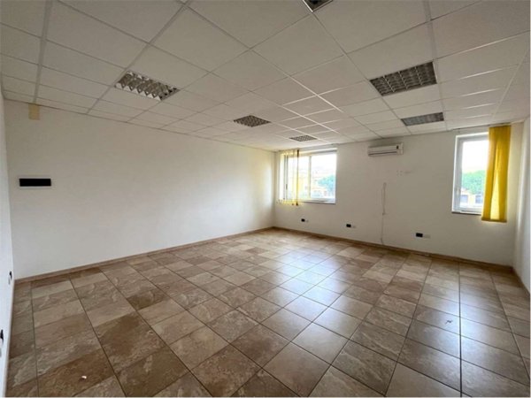 ufficio in vendita a Brindisi in zona Commenda