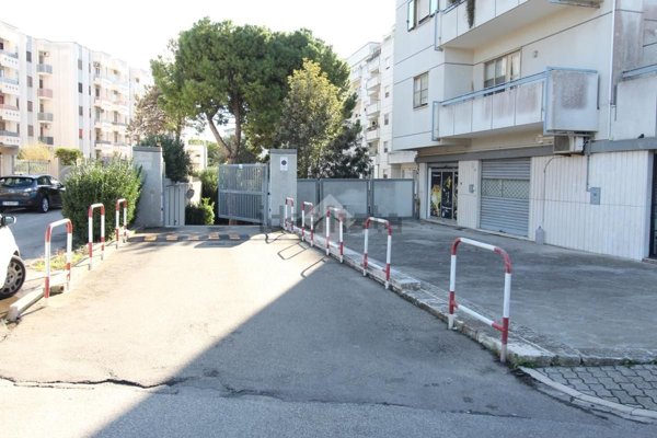 locale commerciale in vendita a Brindisi in zona Bozzano