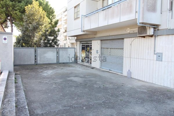locale commerciale in vendita a Brindisi in zona Bozzano