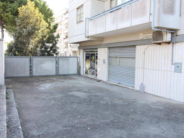 negozio in vendita a Brindisi in zona Bozzano