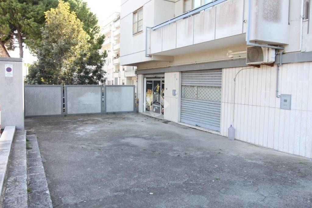 negozio in vendita a Brindisi in zona Bozzano