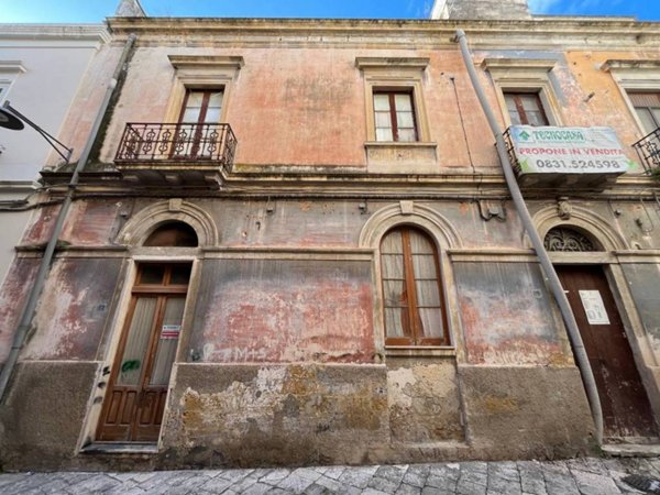 casa indipendente in vendita a Brindisi in zona Centro Città
