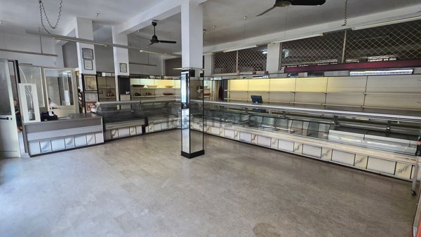 locale commerciale in vendita a Brindisi