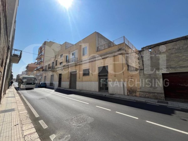 locale commerciale in vendita a Brindisi in zona Centro Città