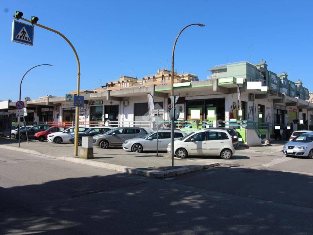 locale commerciale in vendita a Brindisi in zona Commenda