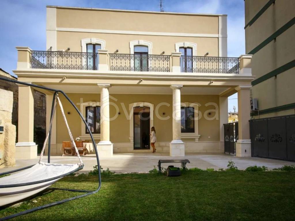 casa indipendente in vendita a Brindisi in zona Centro Città