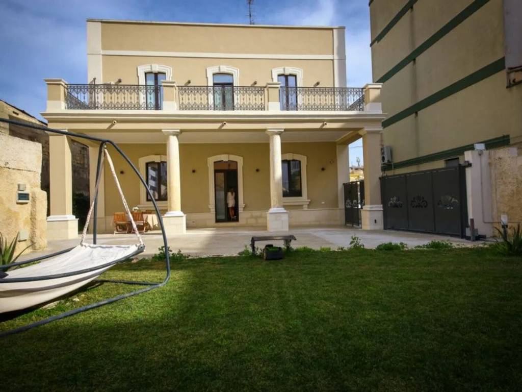 casa indipendente in vendita a Brindisi in zona Centro Città