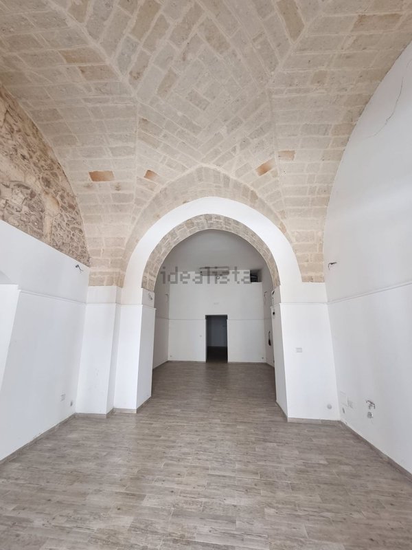 locale commerciale in vendita a Brindisi in zona Centro Città