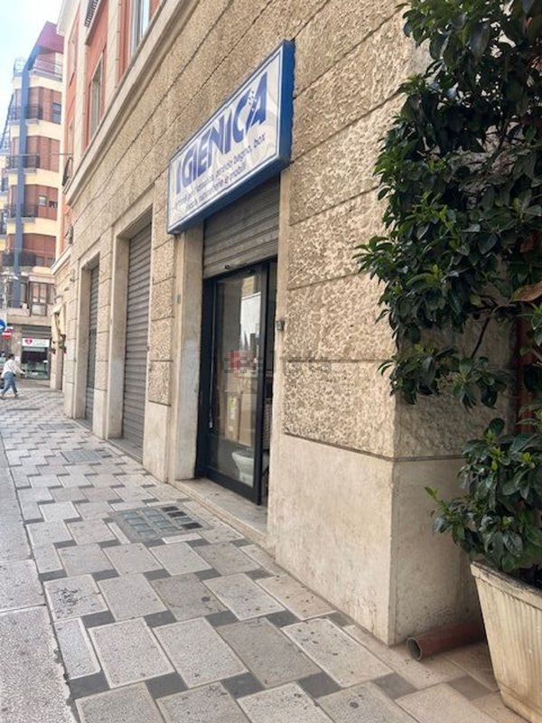 locale commerciale in vendita a Brindisi in zona Centro Città