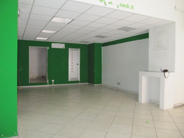locale commerciale in vendita a Brindisi in zona Centro Città