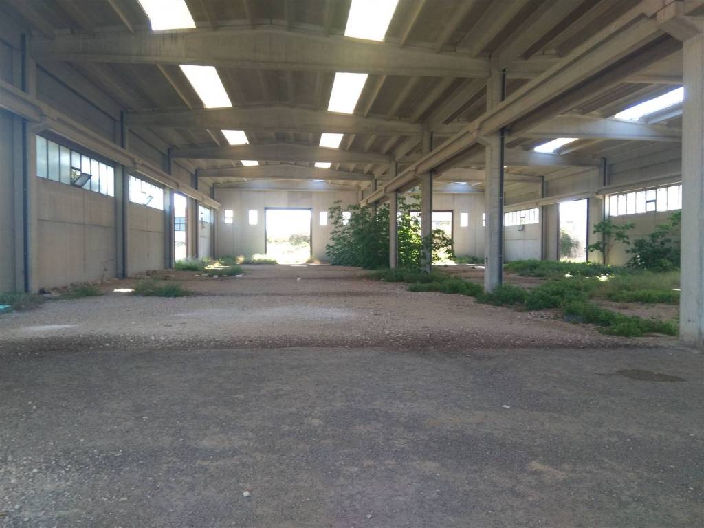 locale commerciale in vendita a Brindisi in zona Perrino