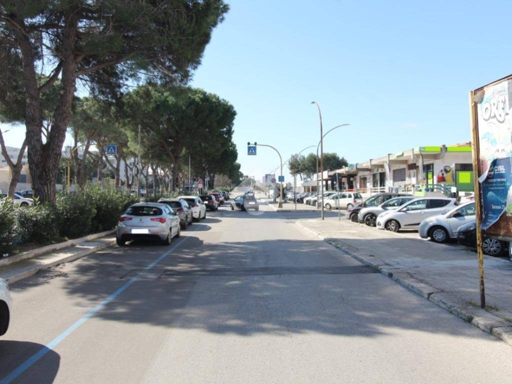 locale commerciale in vendita a Brindisi in zona Commenda