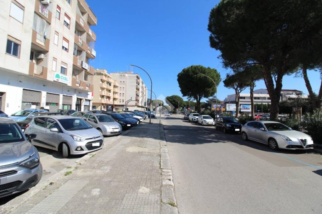 locale commerciale in vendita a Brindisi in zona Commenda