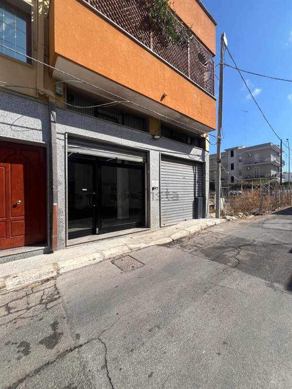 locale commerciale in vendita a Brindisi in zona Sant'Angelo