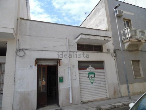 locale commerciale in vendita a Brindisi in zona Cappuccini