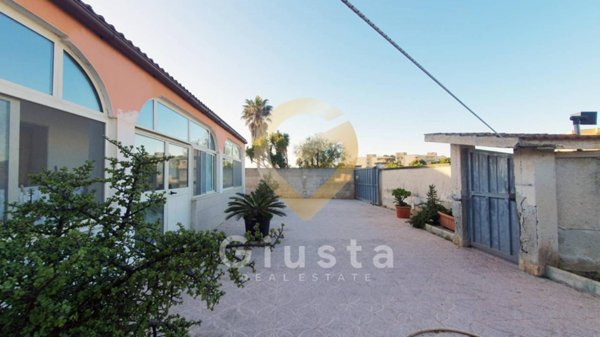 casa indipendente in vendita a Brindisi in zona Paradiso
